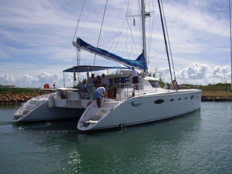 liveaboard yacht sailing excursion